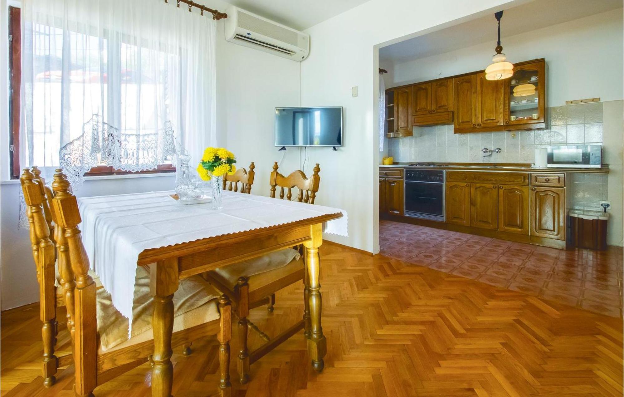 Lovely Apartment In Podstrana With Kitchen Екстериор снимка