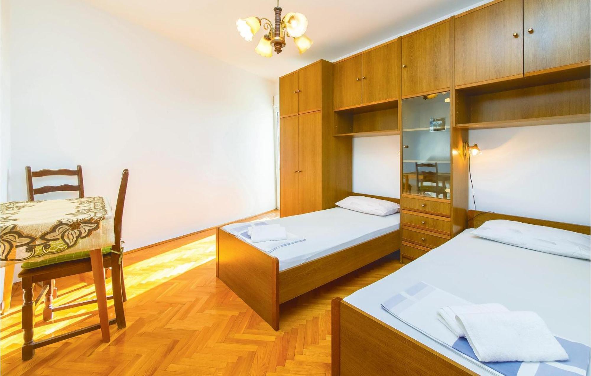 Lovely Apartment In Podstrana With Kitchen Екстериор снимка