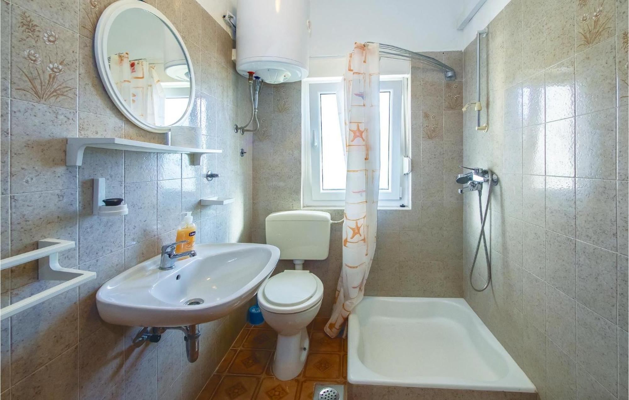 Lovely Apartment In Podstrana With Kitchen Екстериор снимка