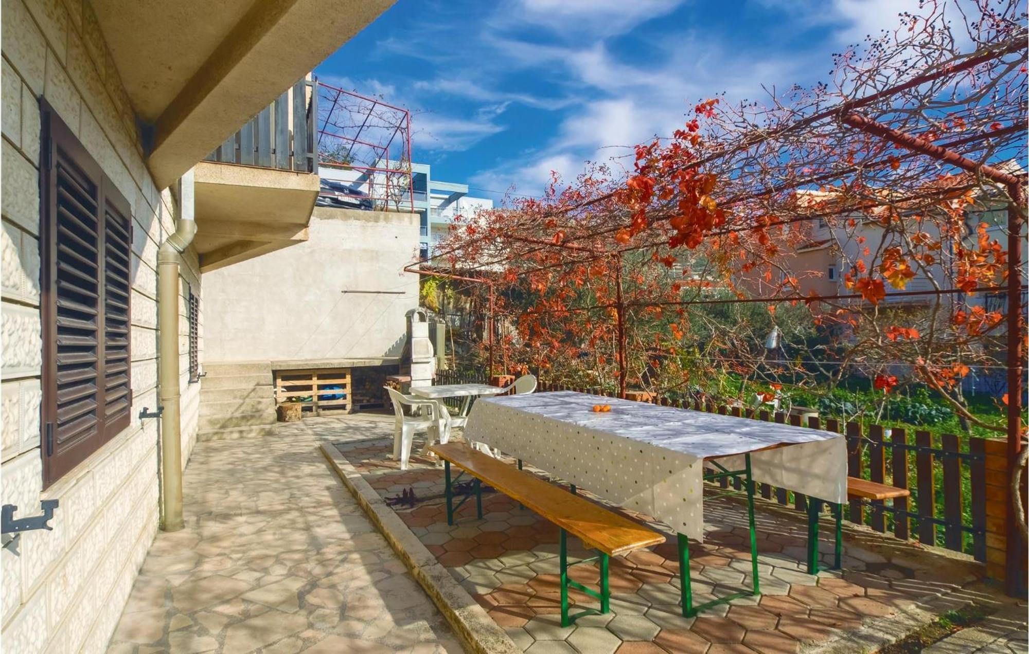 Lovely Apartment In Podstrana With Kitchen Екстериор снимка