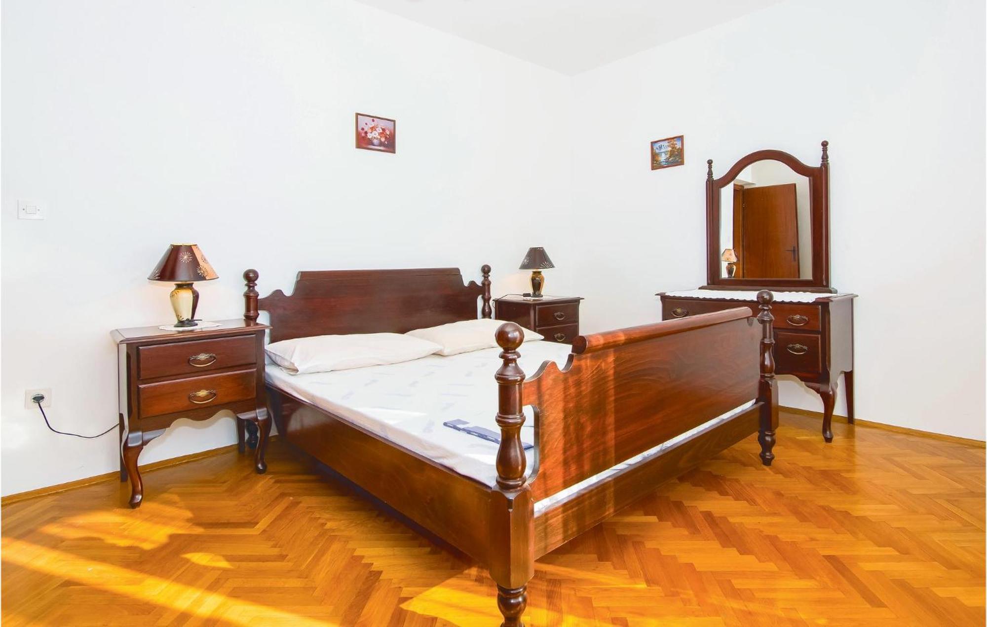 Lovely Apartment In Podstrana With Kitchen Екстериор снимка