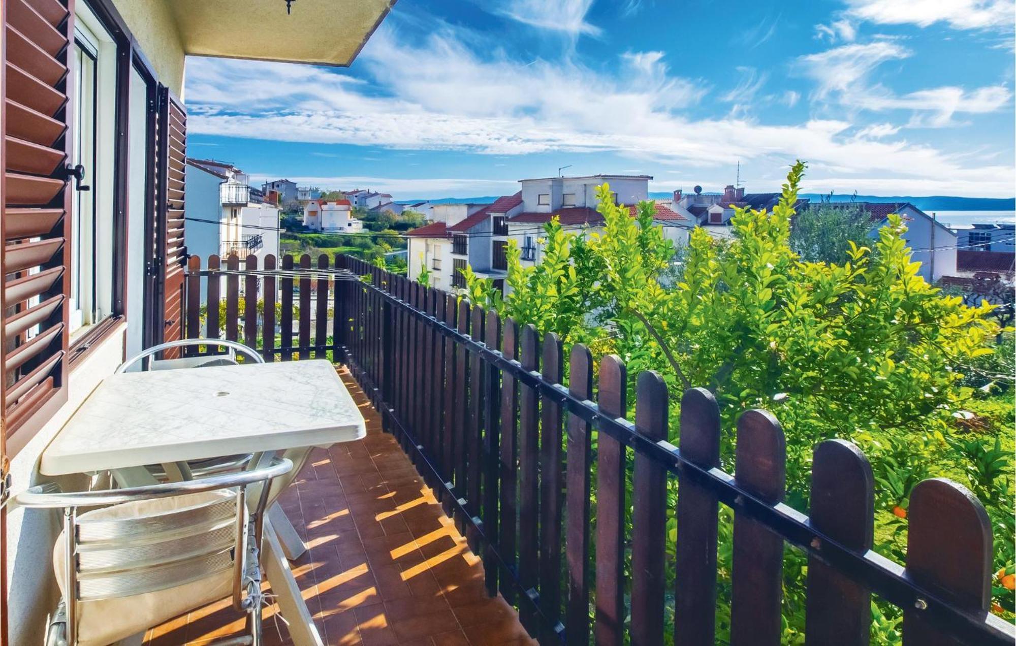Lovely Apartment In Podstrana With Kitchen Екстериор снимка
