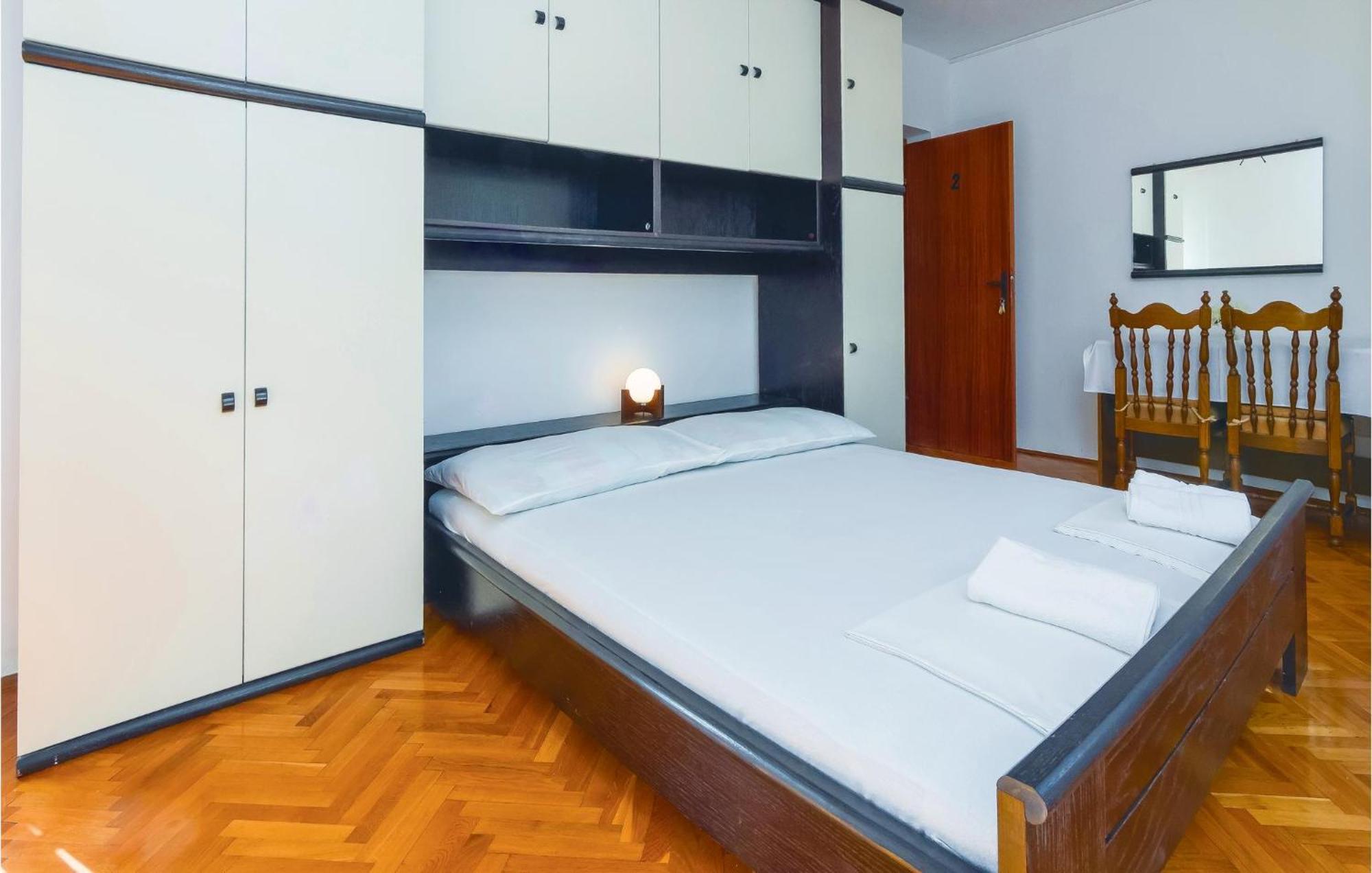 Lovely Apartment In Podstrana With Kitchen Екстериор снимка
